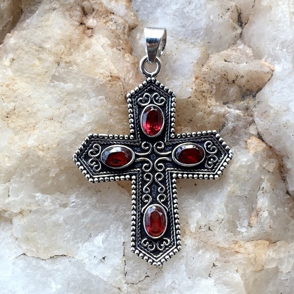 Garnet Bali filigree cross pendant - Picture 3 of 6